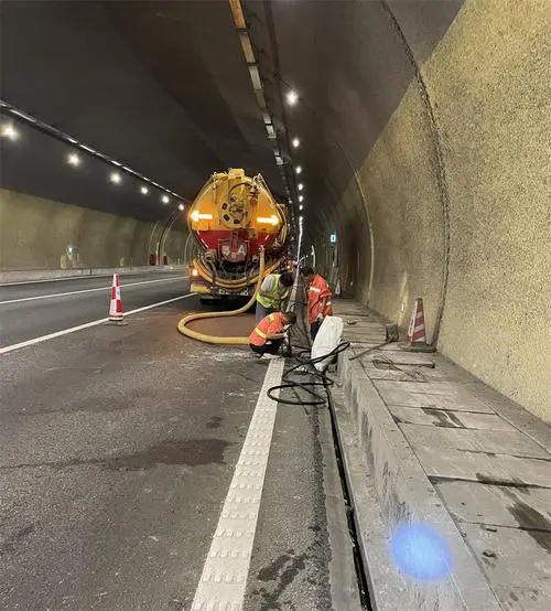 博爱隧道排水渠清淤